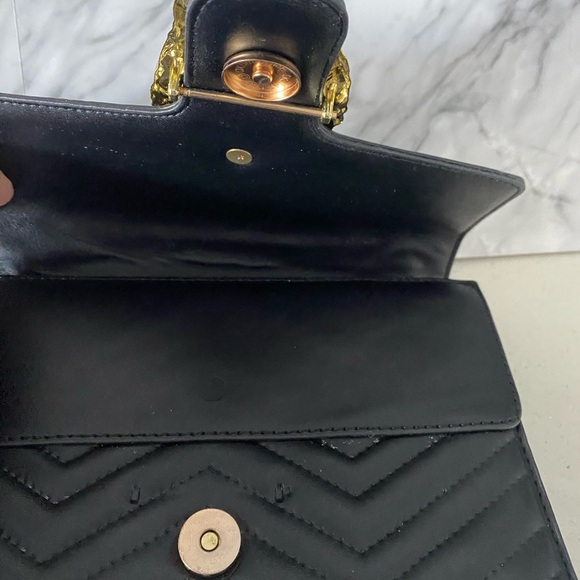 Black quilted bag with chain and horseshoe in front - Picture 8 of 10